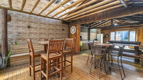 Excellent home for up to 20 people, with swimming pool, ideal for parties.