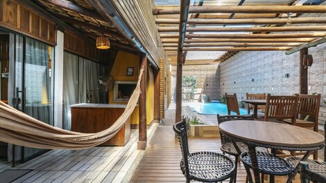 Excellent home for up to 20 people, with swimming pool, ideal for parties.