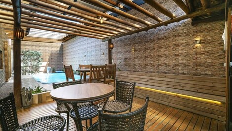Excellent home for up to 20 people, with swimming pool, ideal for parties.