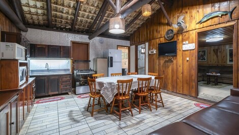 Excellent home for up to 20 people, with swimming pool, ideal for parties.