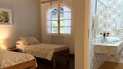 Casa de 10 suites cerca del pueblo.