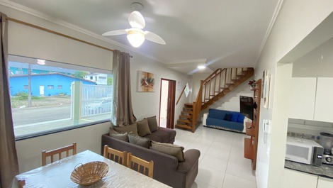 Sala de estar com a mesa