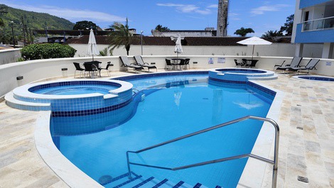 Apto a 100m do mar em condomínio na praia da Enseada - AR Cond