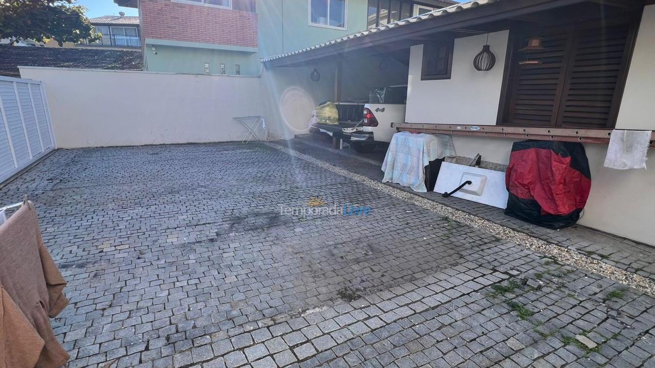 Casa para aluguel de temporada em Bombinhas (Praia de Bombas)
