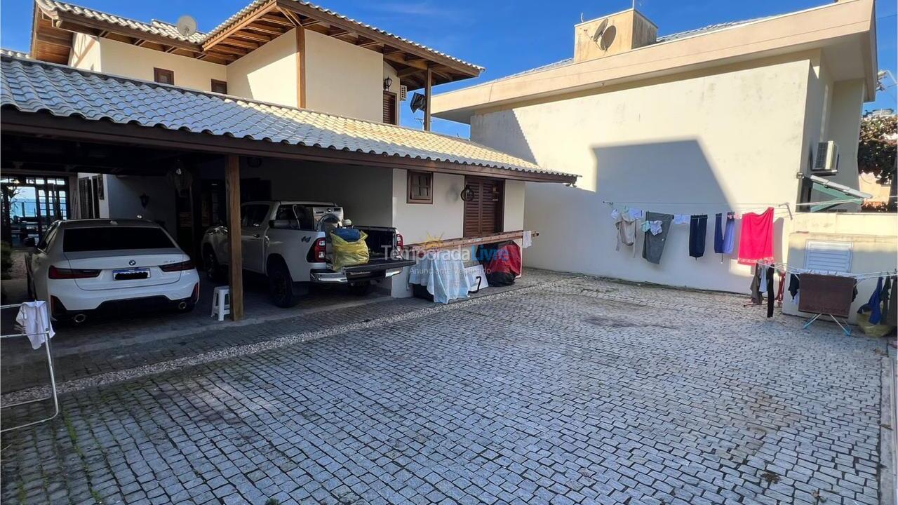 Casa para aluguel de temporada em Bombinhas (Praia de Bombas)