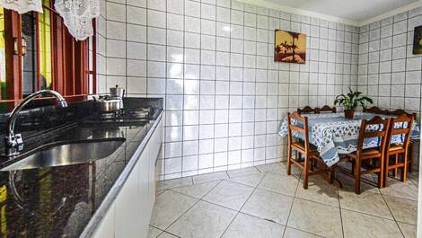 House near Quatro Ilhas Beach and the center of Bombinhas