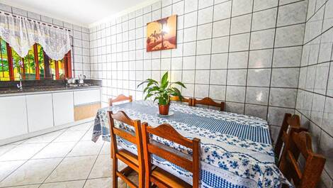 House near Quatro Ilhas Beach and the center of Bombinhas