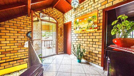 House near Quatro Ilhas Beach and the center of Bombinhas