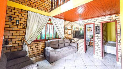 House near Quatro Ilhas Beach and the center of Bombinhas