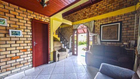 House near Quatro Ilhas Beach and the center of Bombinhas