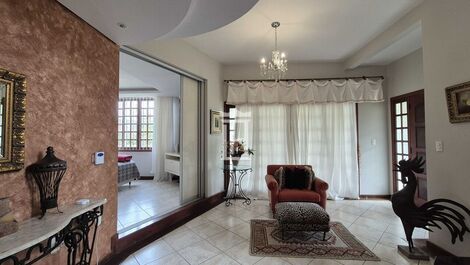 Casa de Temporada com 5 Dormitórios em Jurerê Internacional
