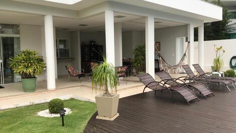 Luxury 6 Bedroom House in Jurerê Internacional