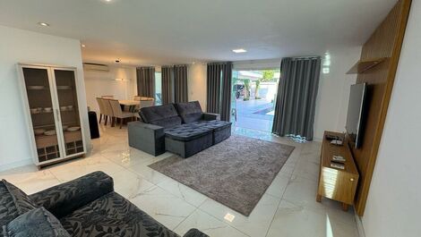 Exclusive beachfront mansion in the Maramar condominium!