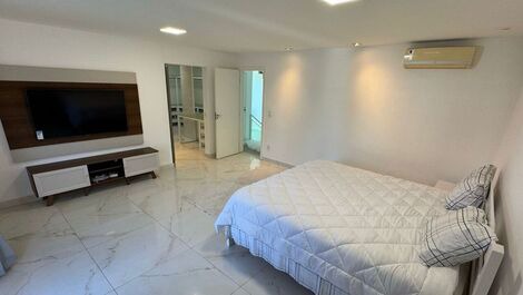 Exclusive beachfront mansion in the Maramar condominium!