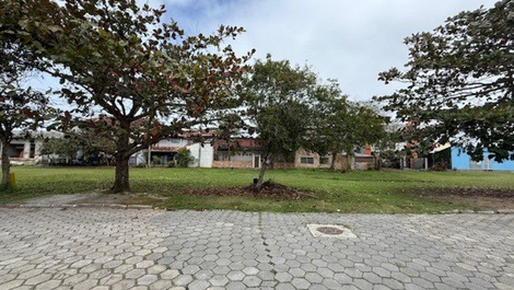 Lindo Sobrado com 4 quartos com AC, WI-FI, 500m do mar