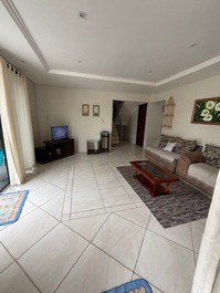 Lindo Sobrado com 4 quartos com AC, WI-FI, 500m do mar