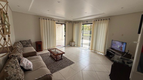 Lindo Sobrado com 4 quartos com AC, WI-FI, 500m do mar