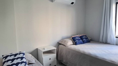 Quarto com ar condicionado e camas super confortáveis. 