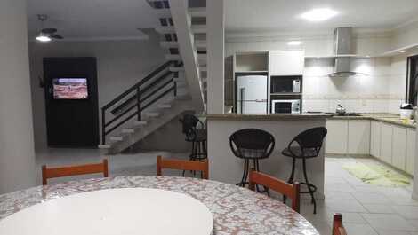 Excelente sobrado para temporada