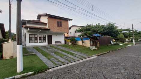 Hermosa Casa Cond Piscina Cerrada 5 Suites 18 personas