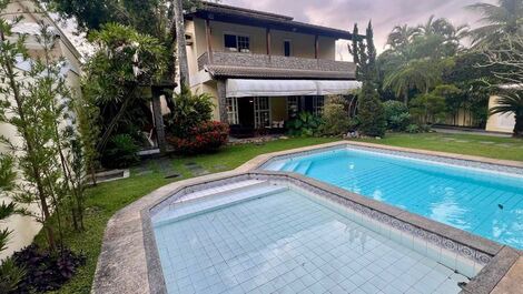 Casa completa con instalaciones de ocio en el centro de Barra da Tijuca. Alquiler mensual.