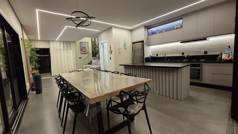 Sobrado Alto padrão com piscina aquecida em Itapoá-SC.