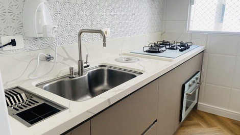 Apto a 100m do mar em condomínio na praia da Enseada - AR Cond