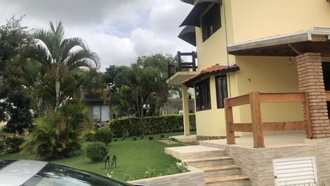 Linda Casa no Condomínio