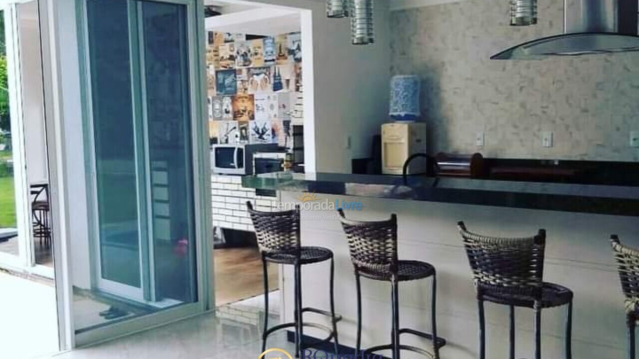 Casa para aluguel de temporada em Bombinhas (Praia de Bombas)