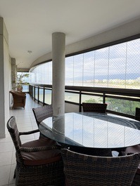 Varanda integrada com churrasqueira 