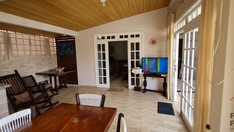 Amplia casa adosada con jardín, terraza y zona gourmet