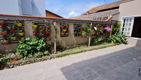 Amplia casa adosada con jardín, terraza y zona gourmet