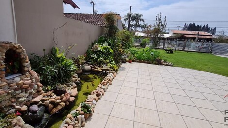 Amplia casa adosada con jardín, terraza y zona gourmet