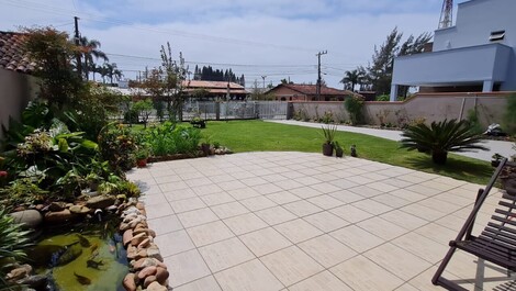 Amplia casa adosada con jardín, terraza y zona gourmet