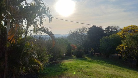 Gramado em frente a casa