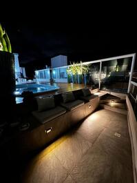 LINDA COBERTURA COM PISCINA PRIVATIVA EM BOMBAS / BOMBINHAS