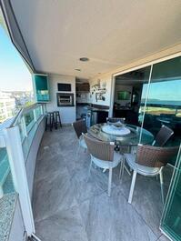 LINDA COBERTURA COM PISCINA PRIVATIVA EM BOMBAS / BOMBINHAS