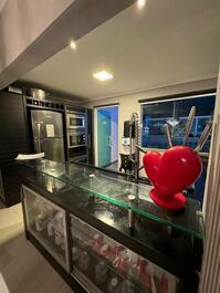 LINDA COBERTURA COM PISCINA PRIVATIVA EM BOMBAS / BOMBINHAS