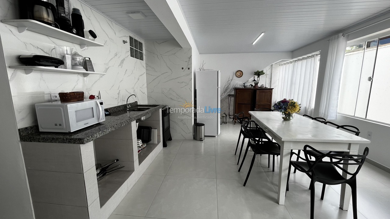 Apartamento para aluguel de temporada em Florianópolis (Praia da Lagoinha)