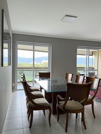 Sala jantar integrada com sala tv