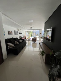 Sobrado alto padrão em Caiobá COM PISCINA