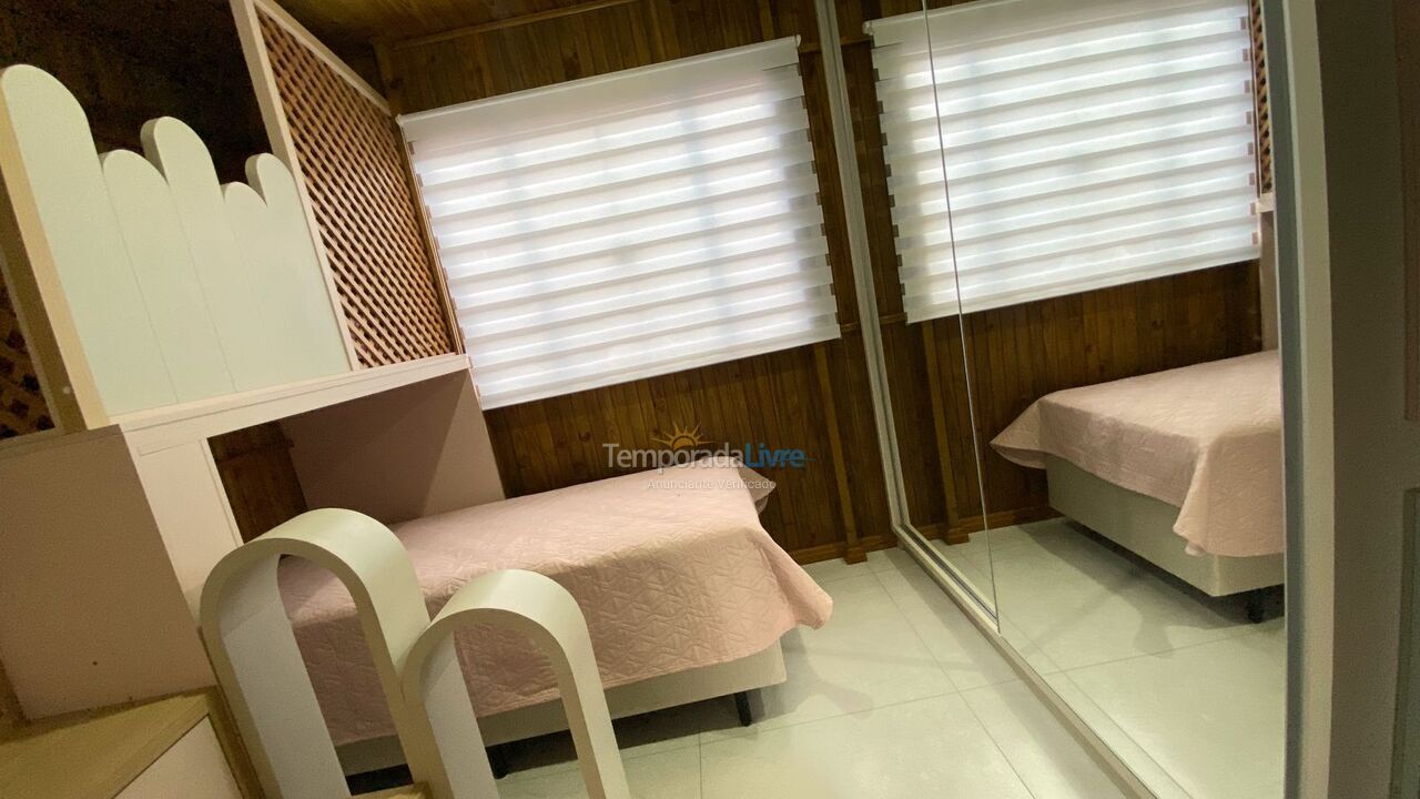 Casa para aluguel de temporada em Bombinhas (Praia de Bombinhas)