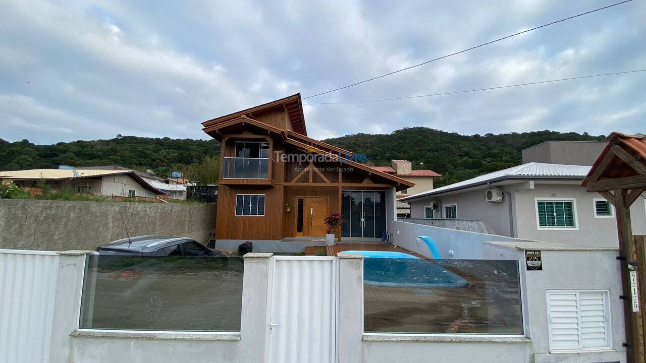 Casa para aluguel de temporada em Bombinhas (Praia de Bombinhas)