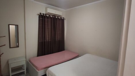 Quarto normal com cama de casal e solteiro