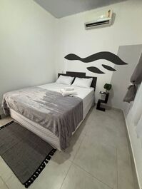 Quarto com cama queem