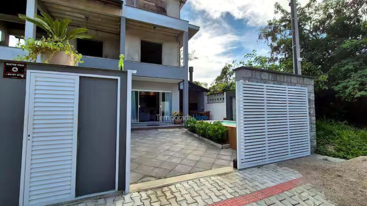 Casa para aluguel de temporada em Bombinhas (Canto Grande)