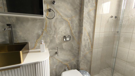 4 bedrooms with 2 air-conditioned suites close to Russi Russi