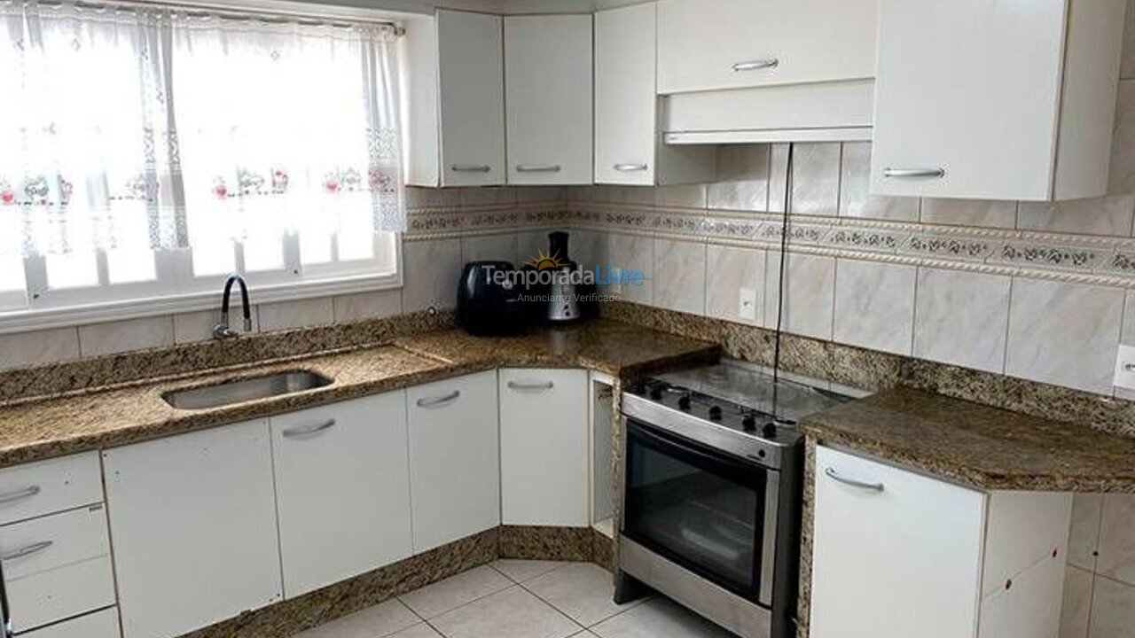 Casa para aluguel de temporada em Bombinhas (Praia de Bombas)