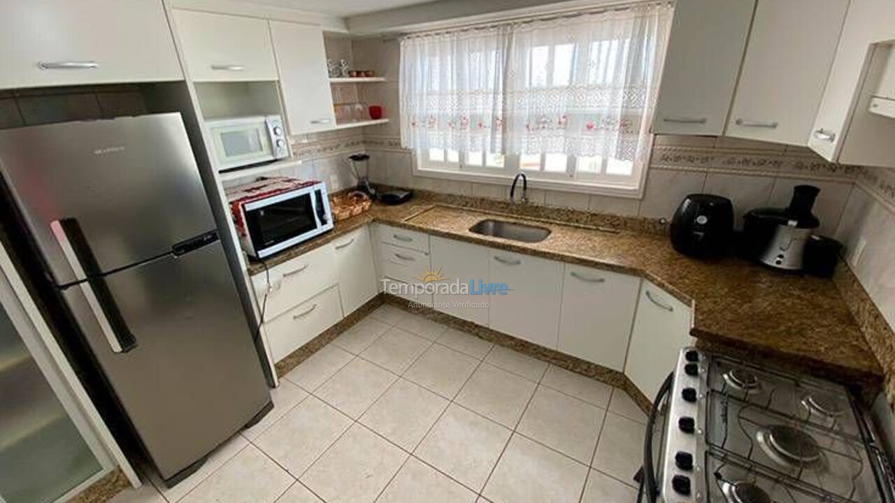 Casa para aluguel de temporada em Bombinhas (Praia de Bombas)