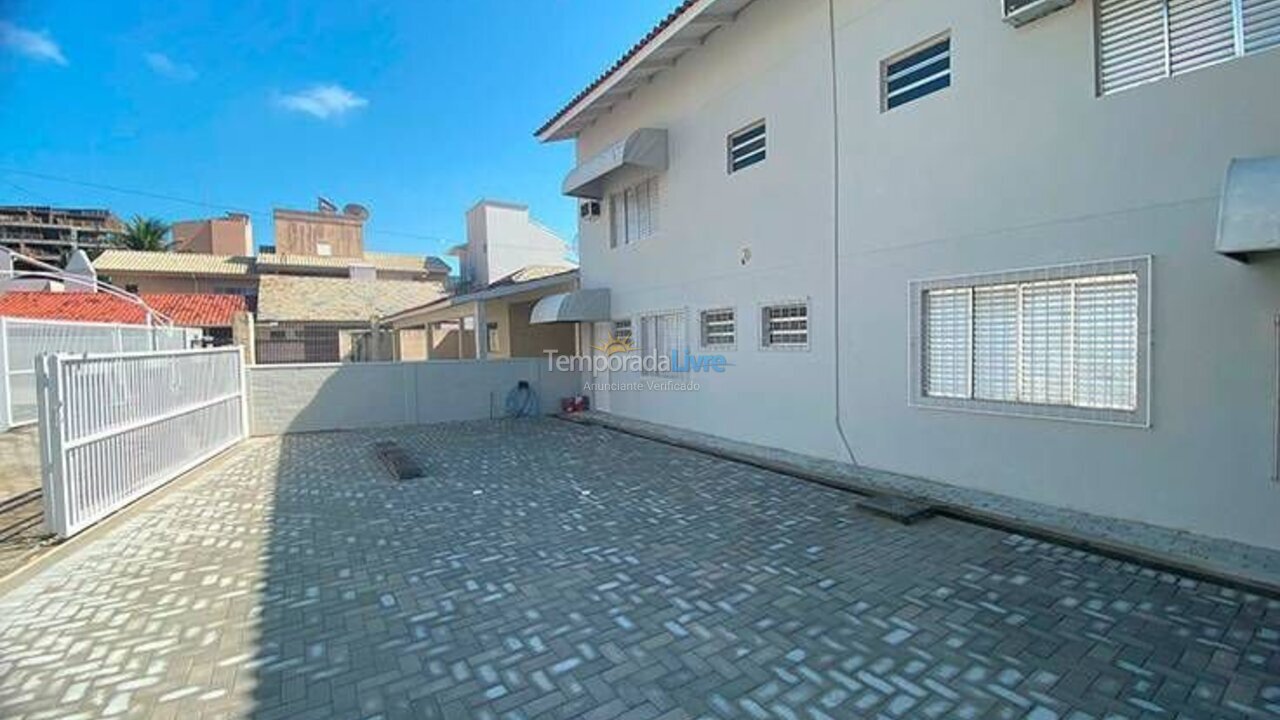 Casa para aluguel de temporada em Bombinhas (Praia de Bombas)